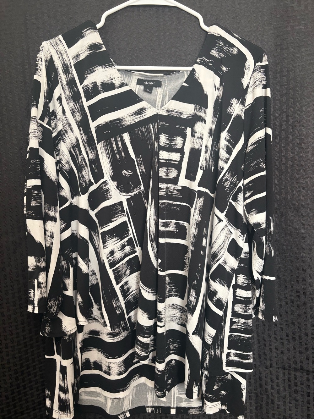 Alfani Black & White Abstract Brushstroke V-Neck Tunic